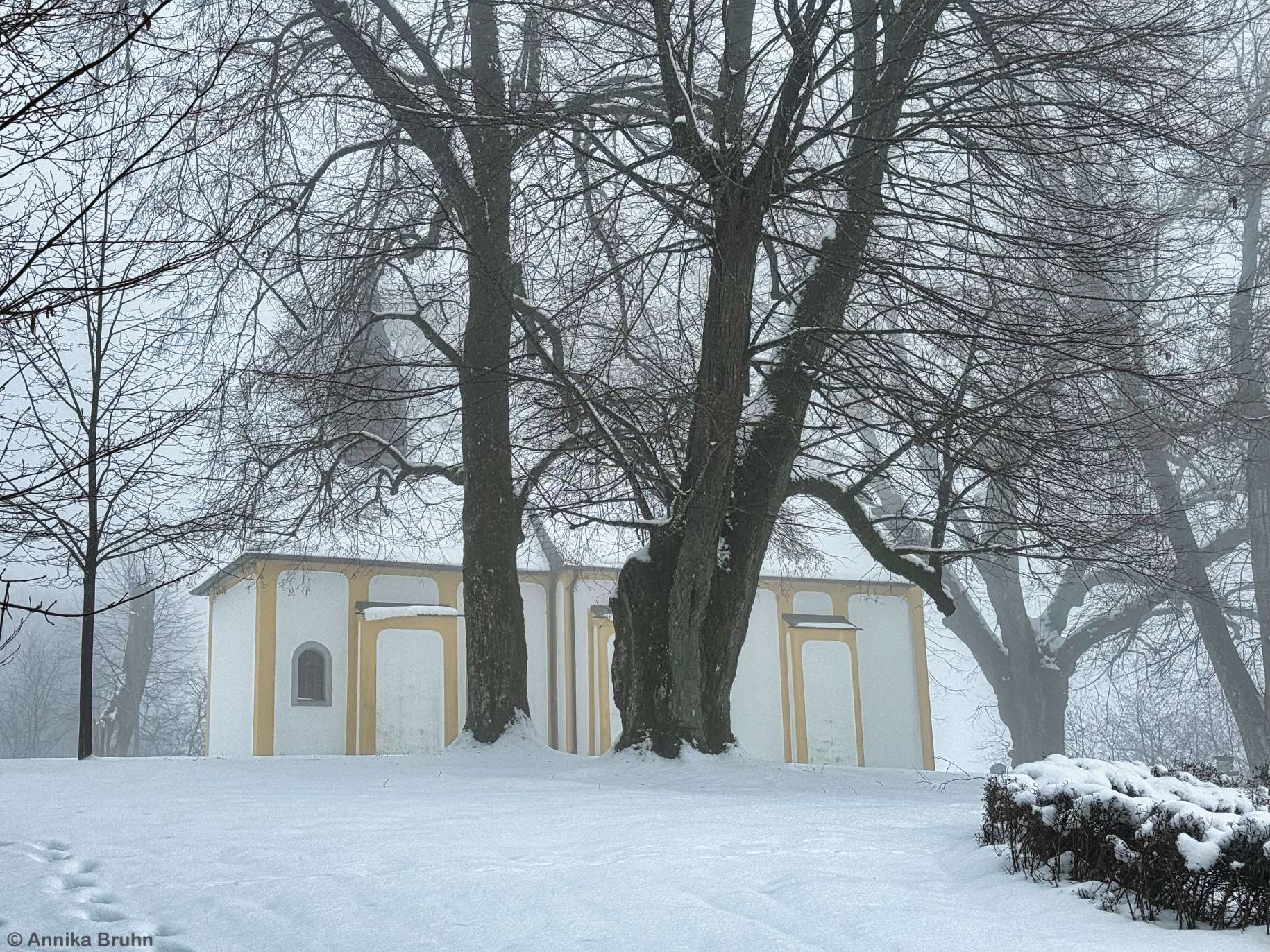 Karolikapelle im Nebel